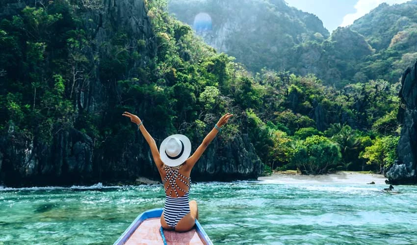 Photo d'une femme sur une planche de surf en Thaïlande